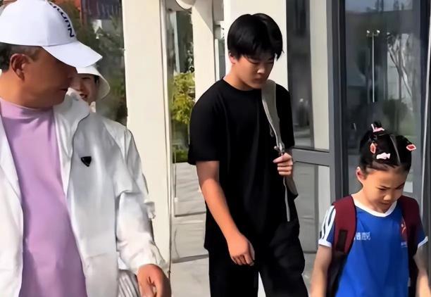 人生赢家！王楠老公离婚后再婚生1儿1女前妻30岁大儿子很低调